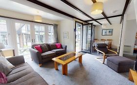 15 Tudor Court, Tolroy Manor